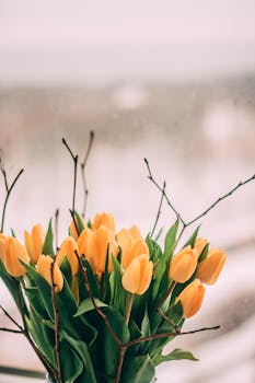 柔和的灯光下，窗边生机勃勃的黄色郁金香正盛开着，展现出自然之美