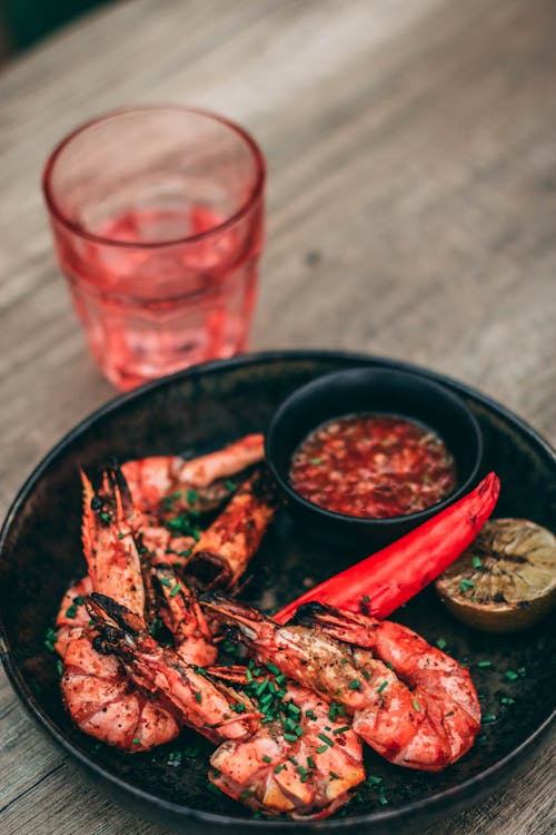 Foto De Enfoque Superficial Del Plato De Camarones