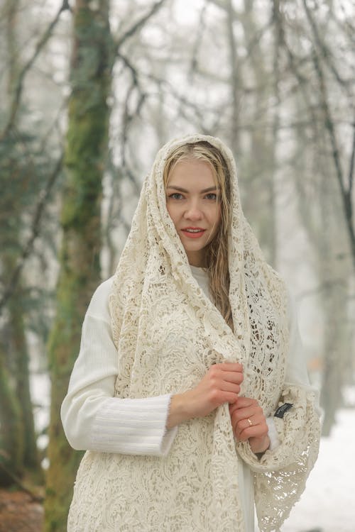 Photos gratuites de debout, femme, forêt