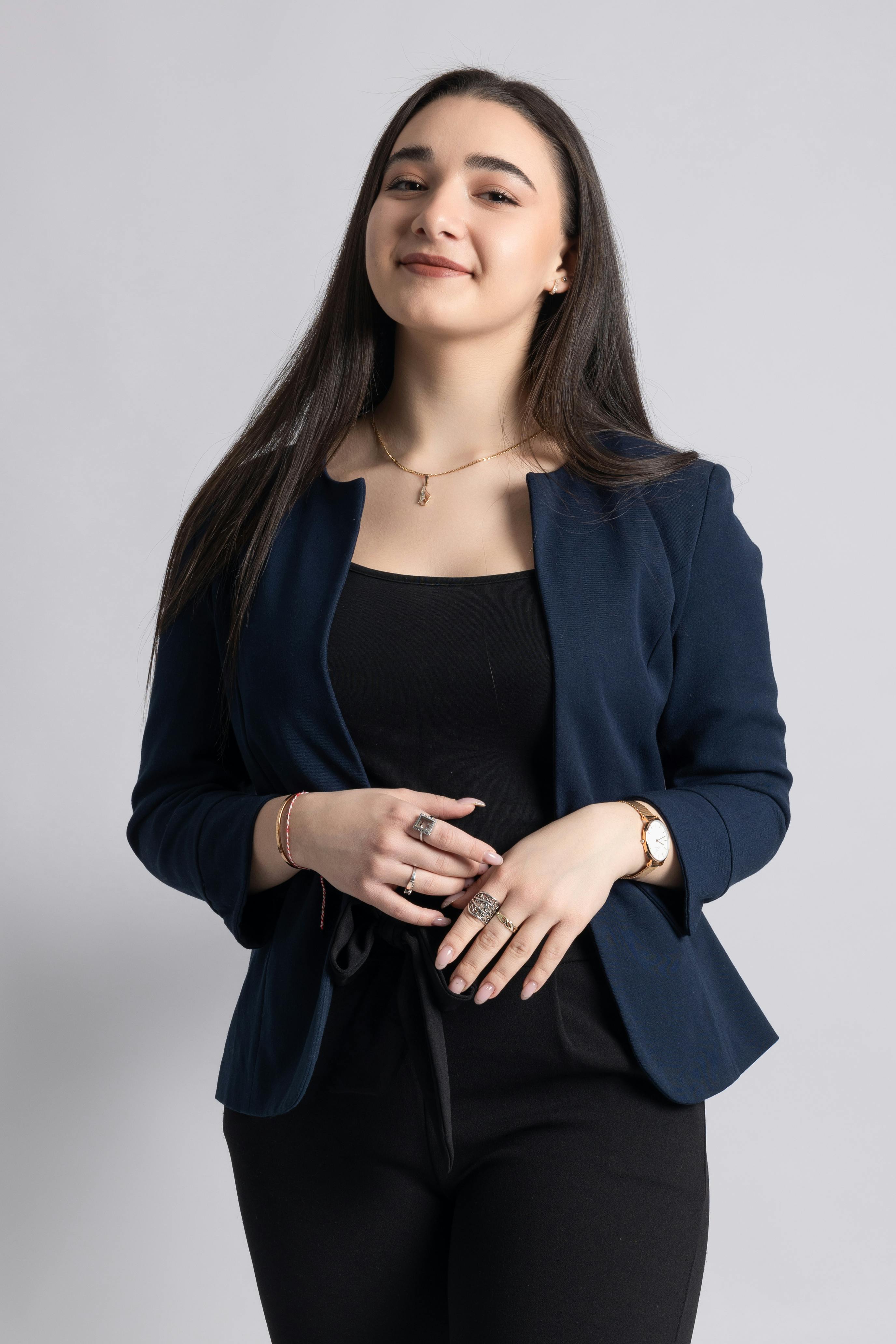 Ilmainen Muotokuva Kauniista Brunetista, Jolla On Tummansininen Takki Kuvapankkikuva