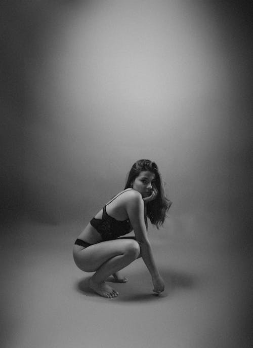 Fotos de stock gratuitas de blanco y negro, cuerpo, estudio