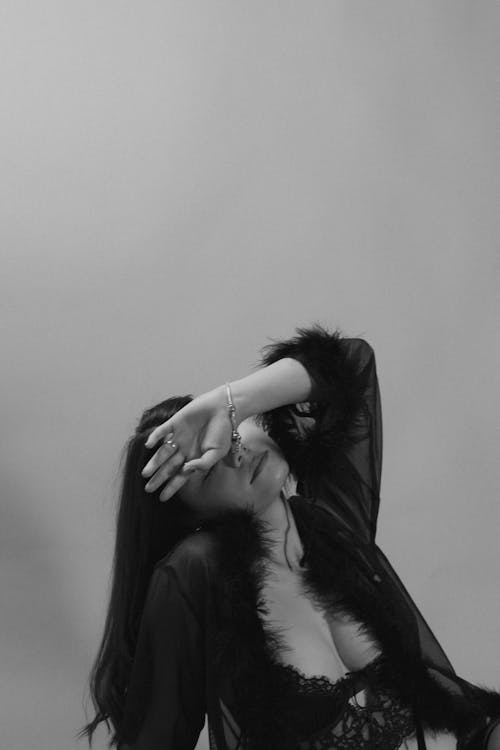 Darmowe zdjęcie z galerii z czarno-biały, długie włosy, fotografia mody