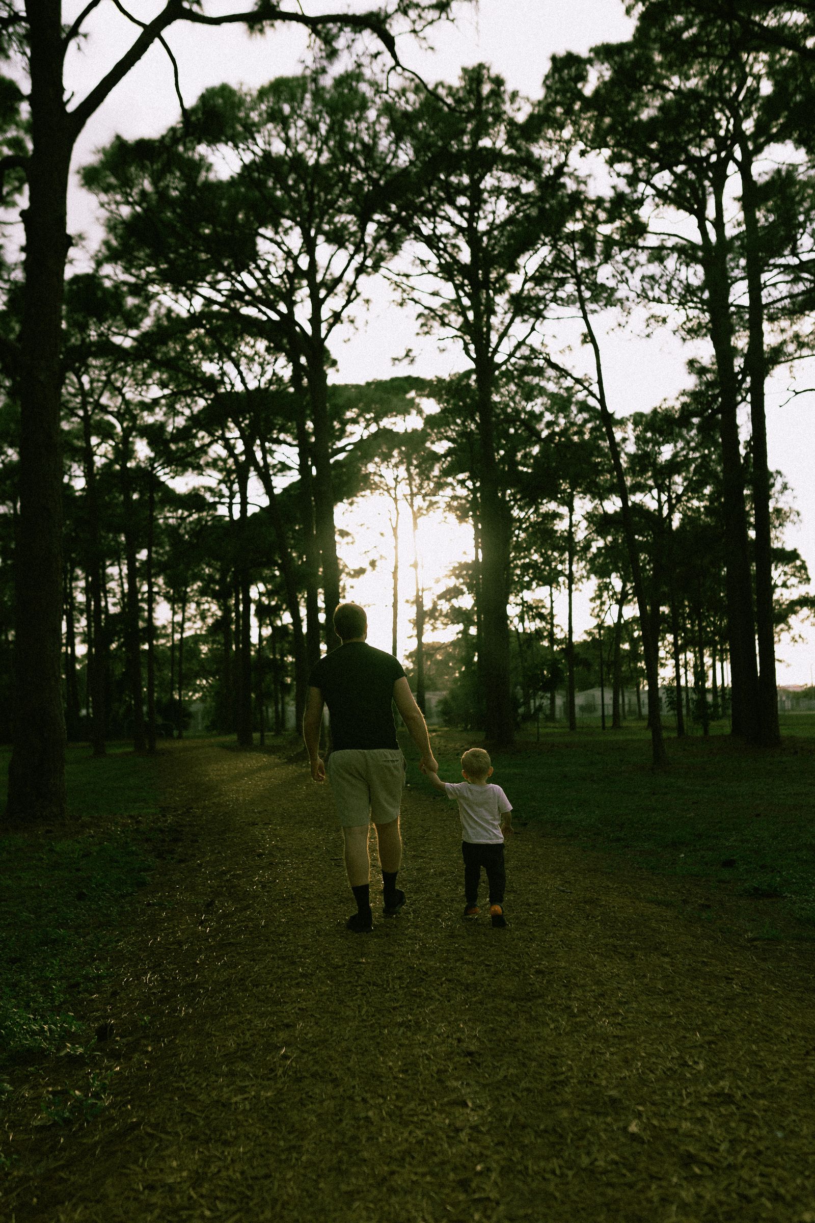 Padre e hijo caminando juntos como símbolo de legado, guía espiritual y paternidad conforme al corazón de Dios