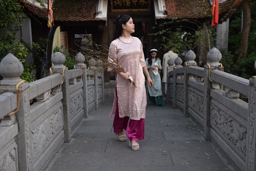 Ingyenes stockfotó ázsiai nő, barna, cipelés témában