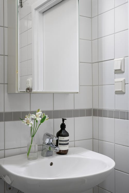 Darmowe zdjęcie z galerii z białe płytki, kran, łazienka