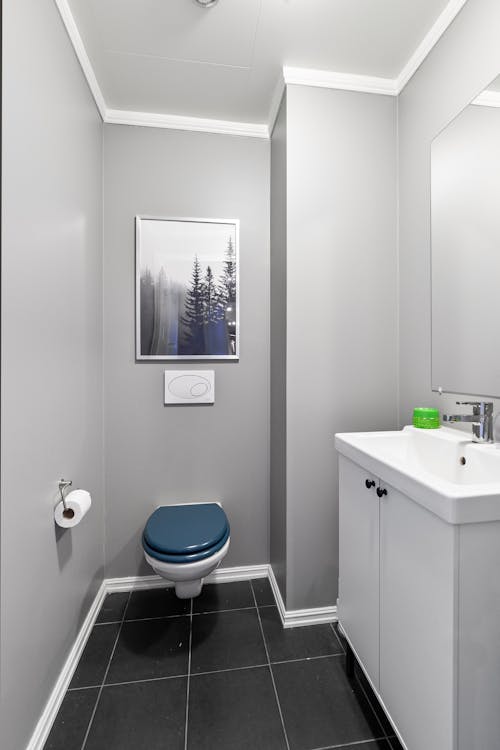 Ilmainen kuvapankkikuva tunnisteilla harmaat seinät, Kylpyhuone, minimalistinen