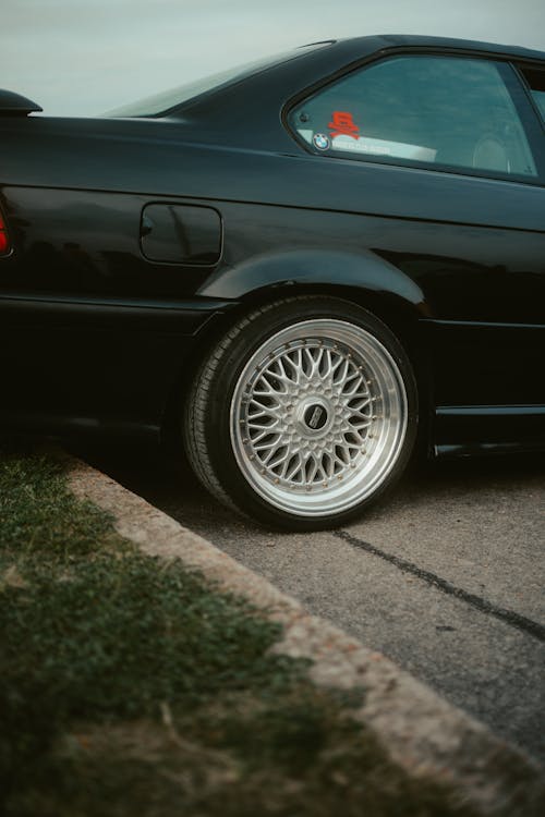 bmw e36, セダン, タイヤの無料の写真素材