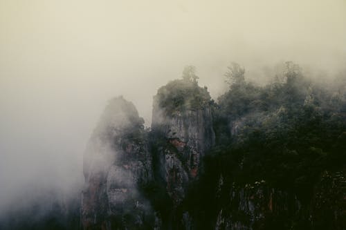 Foto profissional grátis de falésias, fumaça, garoa