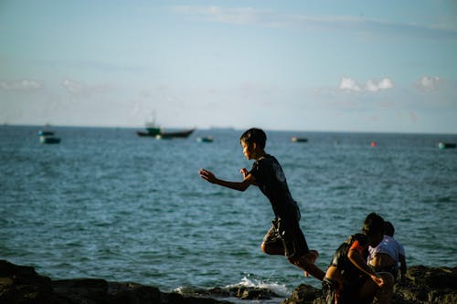 Δωρεάν στοκ φωτογραφιών με αγόρια, ακτή, άλμα