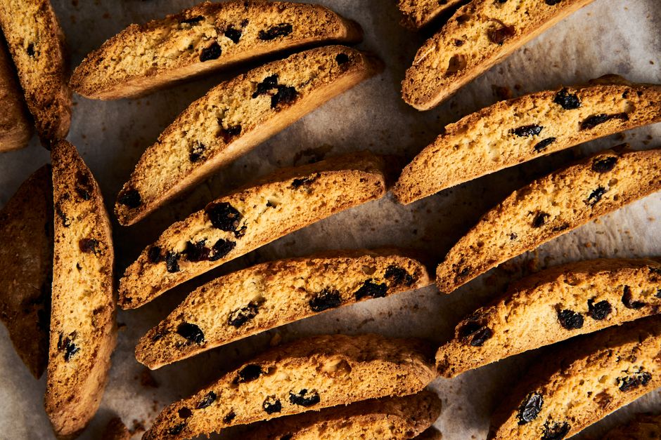Bánh Biscotti: Ăn Vặt Lành Mạnh, Giữ Dáng Cho Người Ăn Kiêng 2026 2 Top view of freshly baked biscotti cookies with raisins on parchment paper.