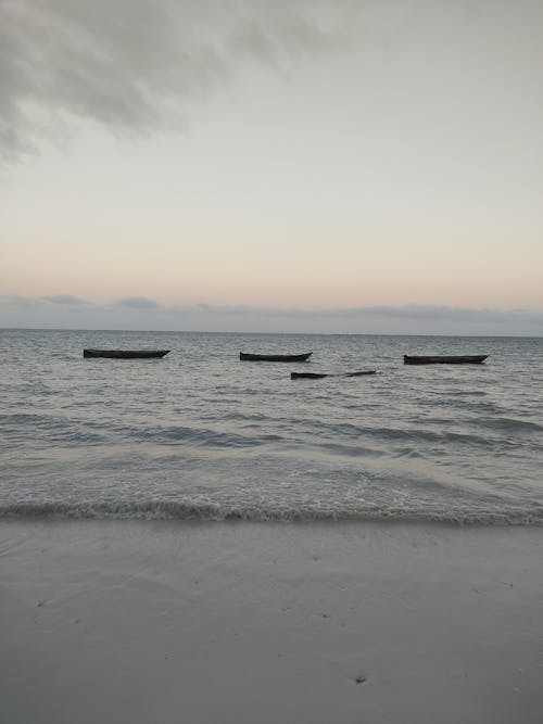 Бесплатное стоковое фото с катание на лодке, лодка, на пляже