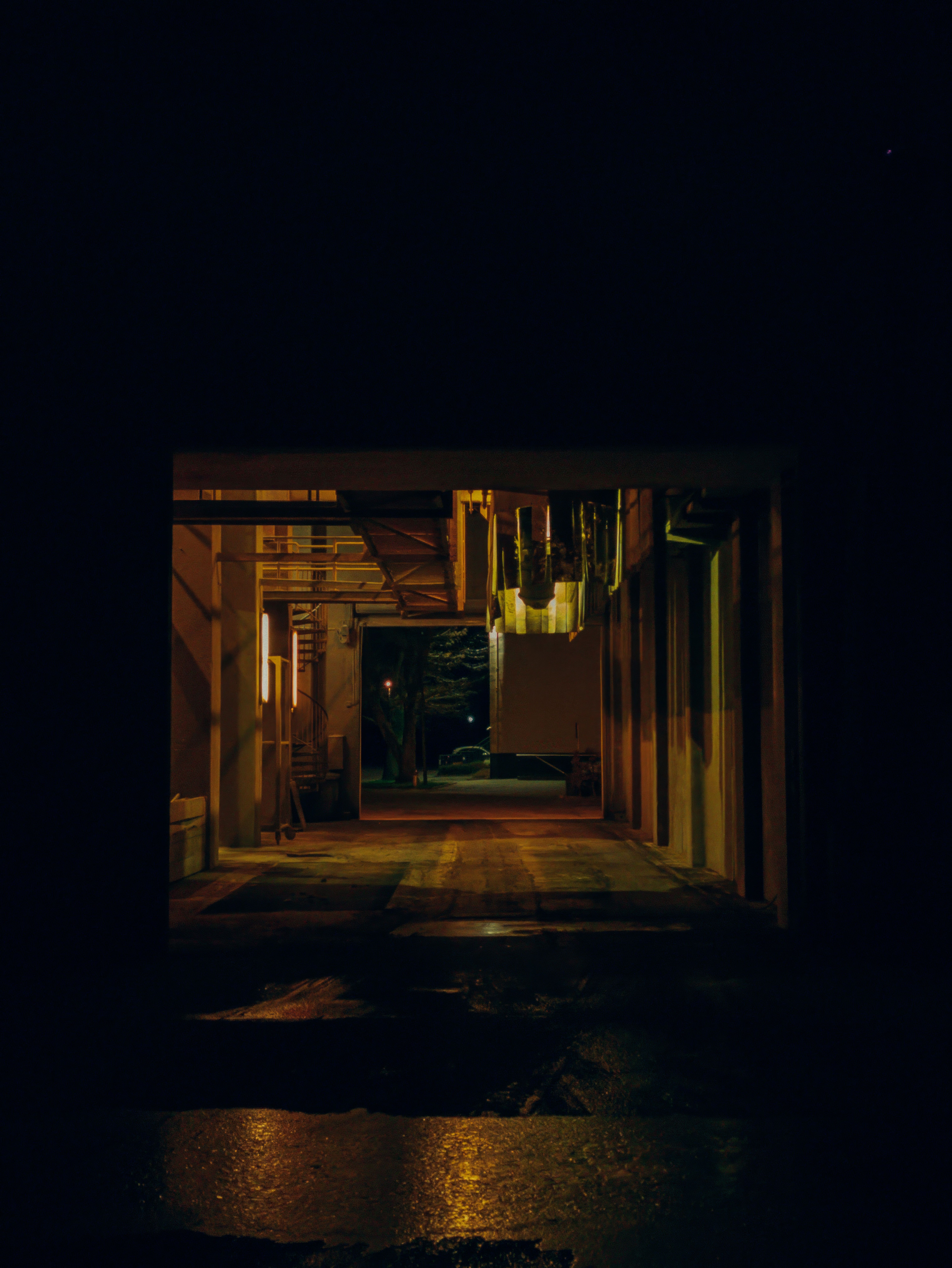 A dark alleyway with a street light on · Free Stock Photo