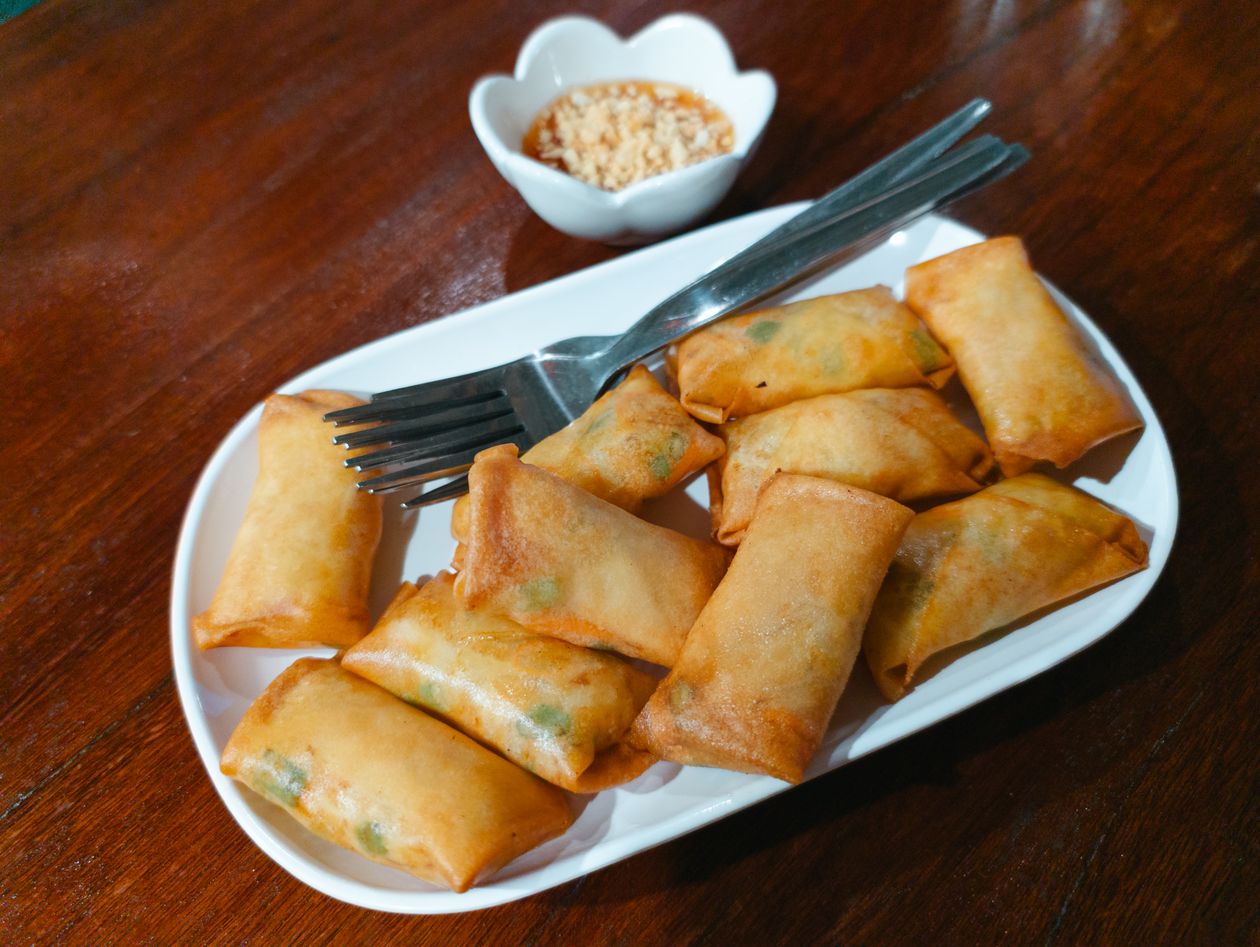 Đĩa nem rán vàng ruộm ăn kèm bát nước chấm
