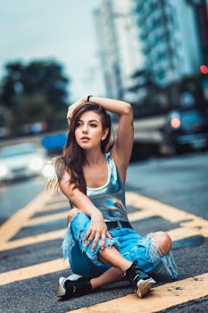 一位年轻女子，身着都市风格服饰，在繁忙的街道上自信地摆出姿势