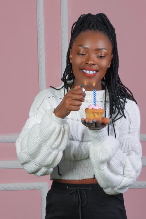 Gratis lagerfoto af afrikansk kvinde, cupcake, fejring