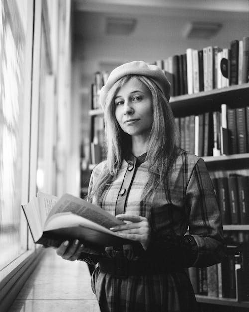 Fotos de stock gratuitas de biblioteca, blanco y negro, boina