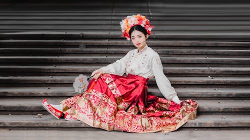 Gratis lagerfoto af asiatisk kvinde, blomster, krans