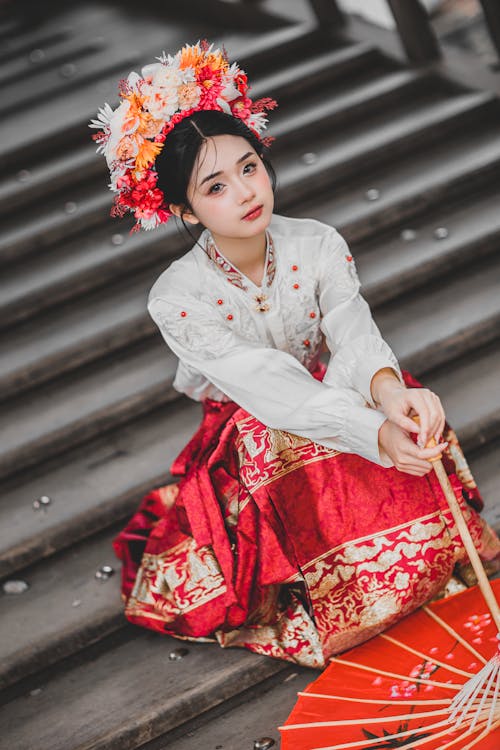 Kostnadsfri bild av asiatisk kvinna, blommor, krans
