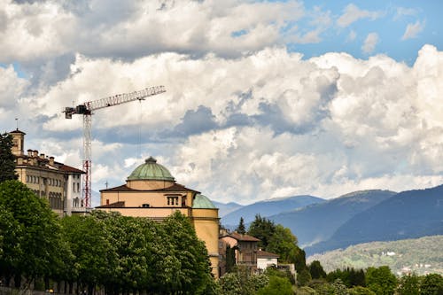 Immagine gratuita di alberi, cittadina, cloud