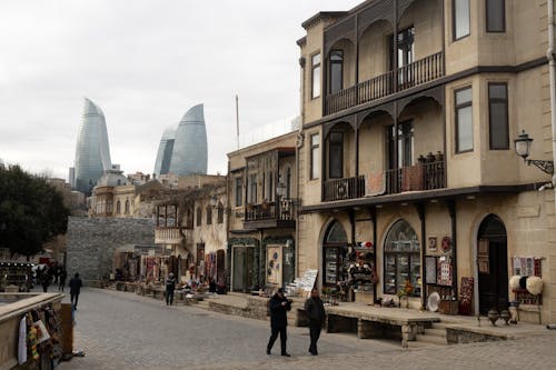 Foto profissional grátis de andando, arranha-céus, azerbaijão