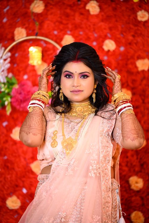 Free Beautiful Indian bride adorned in traditional clothing with intricate henna design. Stock Photo