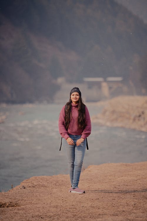 Foto profissional grátis de abrigo, cabelo comprido, caminhada