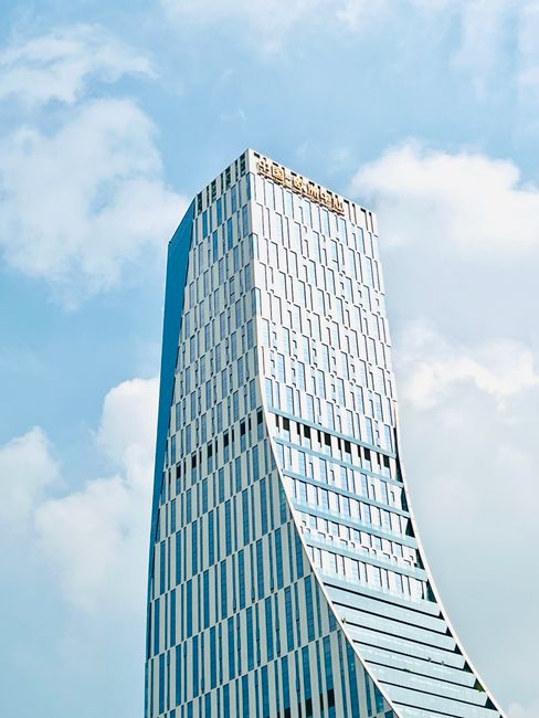 Elegant skyscraper with curved design in a cityscape, capturing modern architecture.
