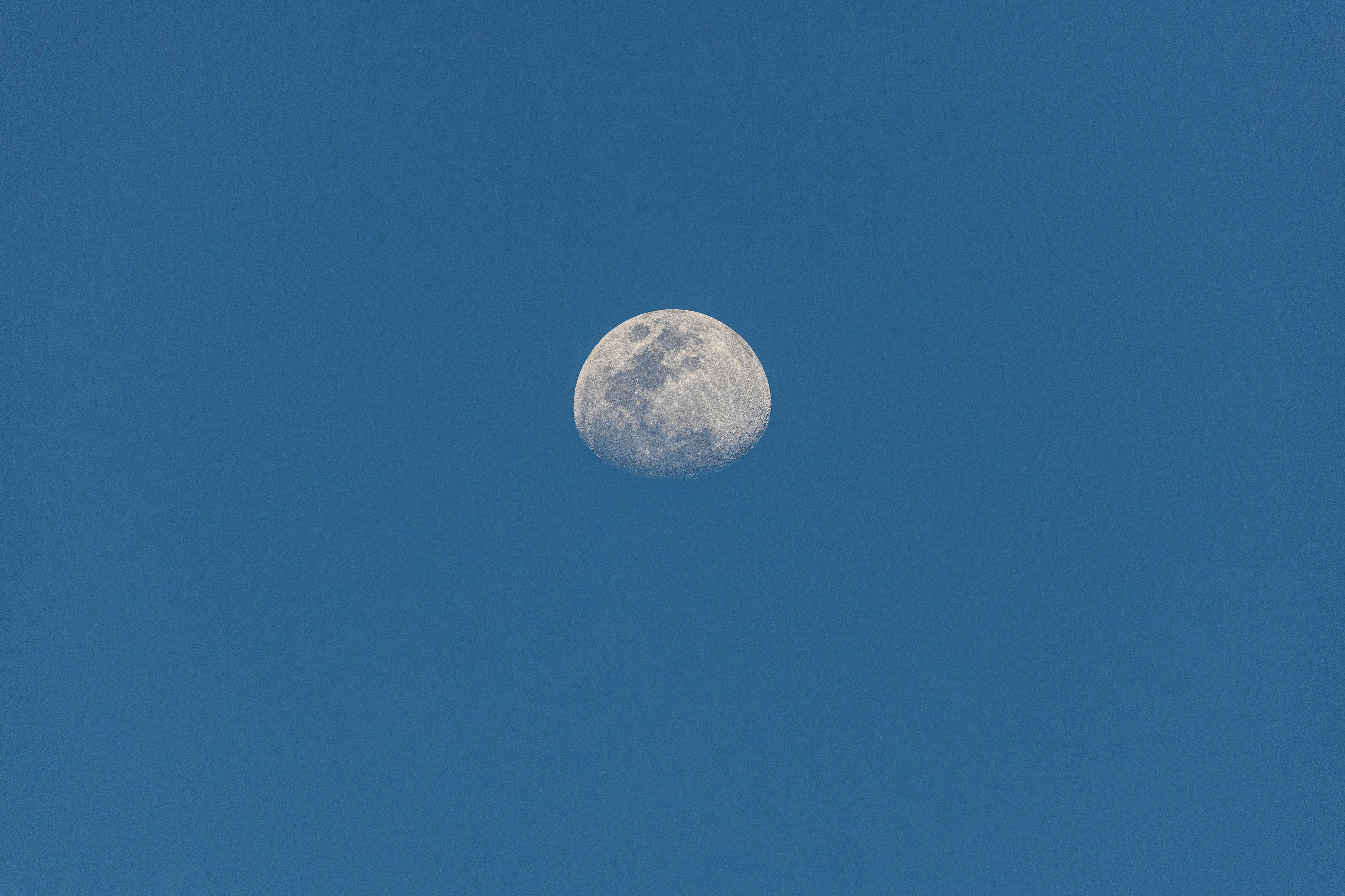Lune s'éloigne Terre