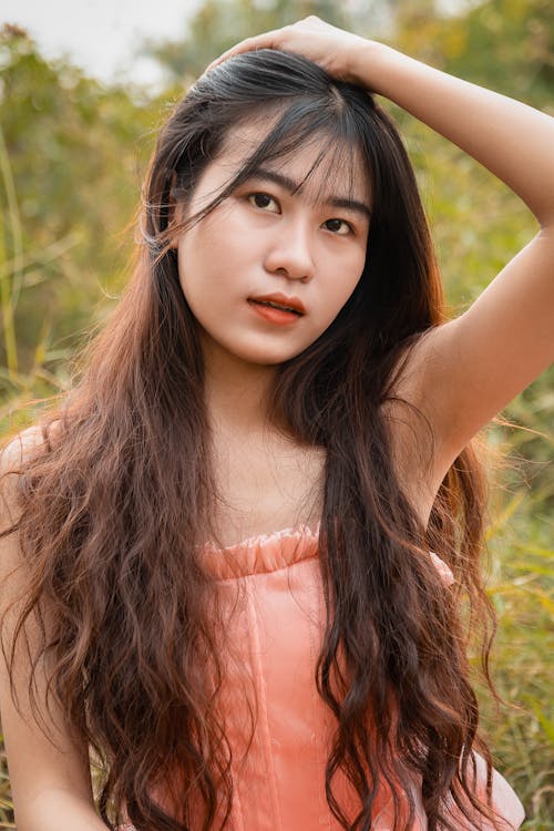 Fotos de stock gratuitas de arreglando el cabello, asiática, brazo levantado