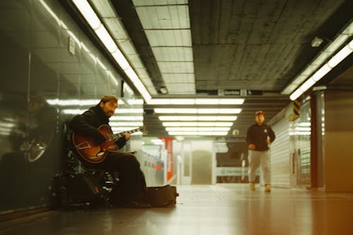 Darmowe zdjęcie z galerii z barcelona, gitara, metro
