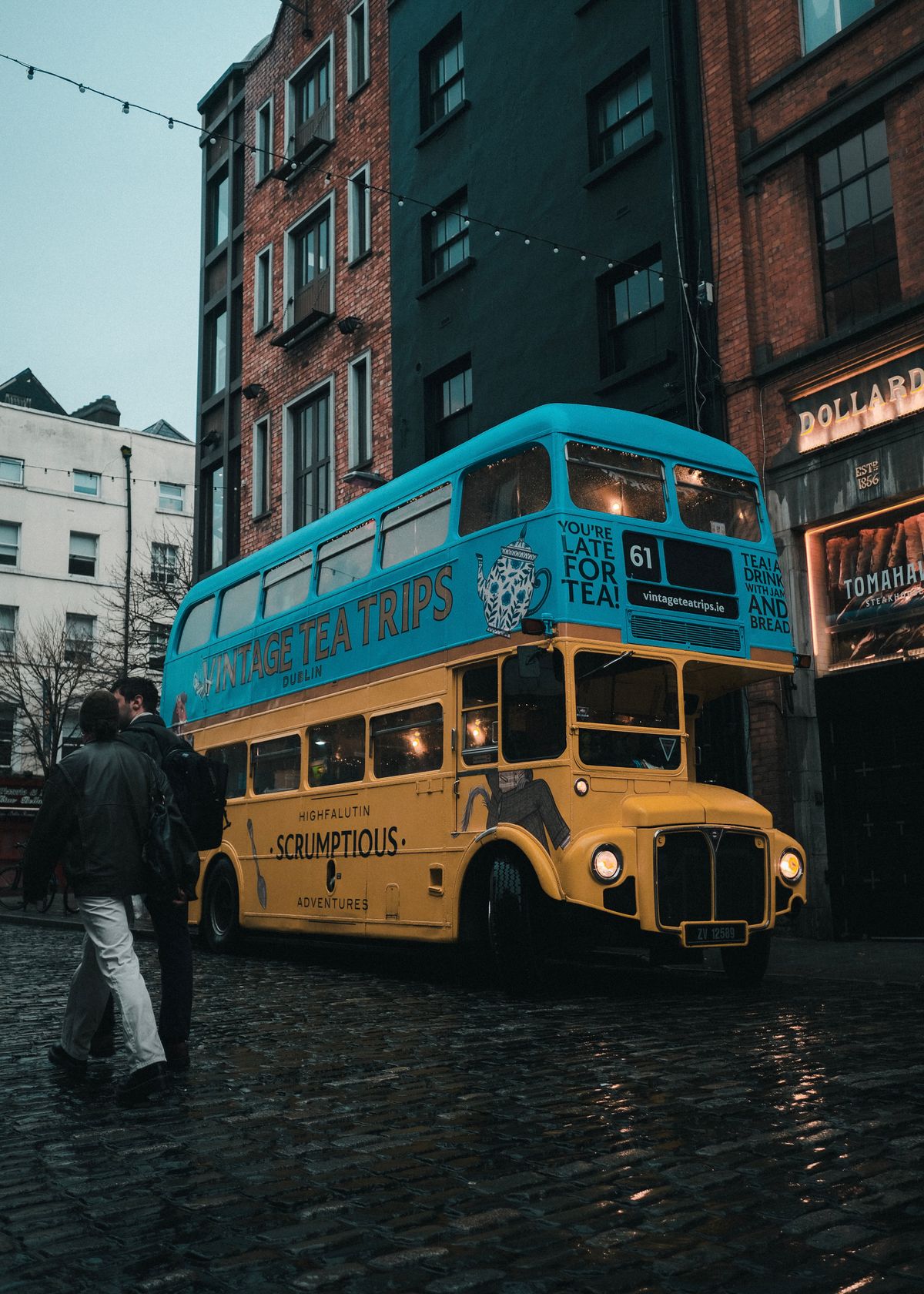 Unde te cazezi în Dublin - centrul de nord - autobuz cu etaj pe o stradă cu pavaj