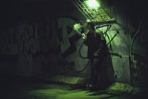 남자, 담배를 피우는, 램프의 무료 스톡 사진
