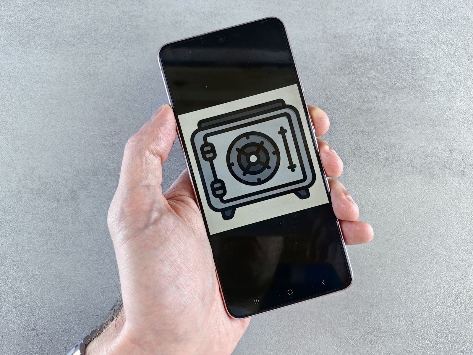 Telefon güvenliği ve kişisel verilerin korunması için akıllı telefon üzerinde güvenlik simgesi