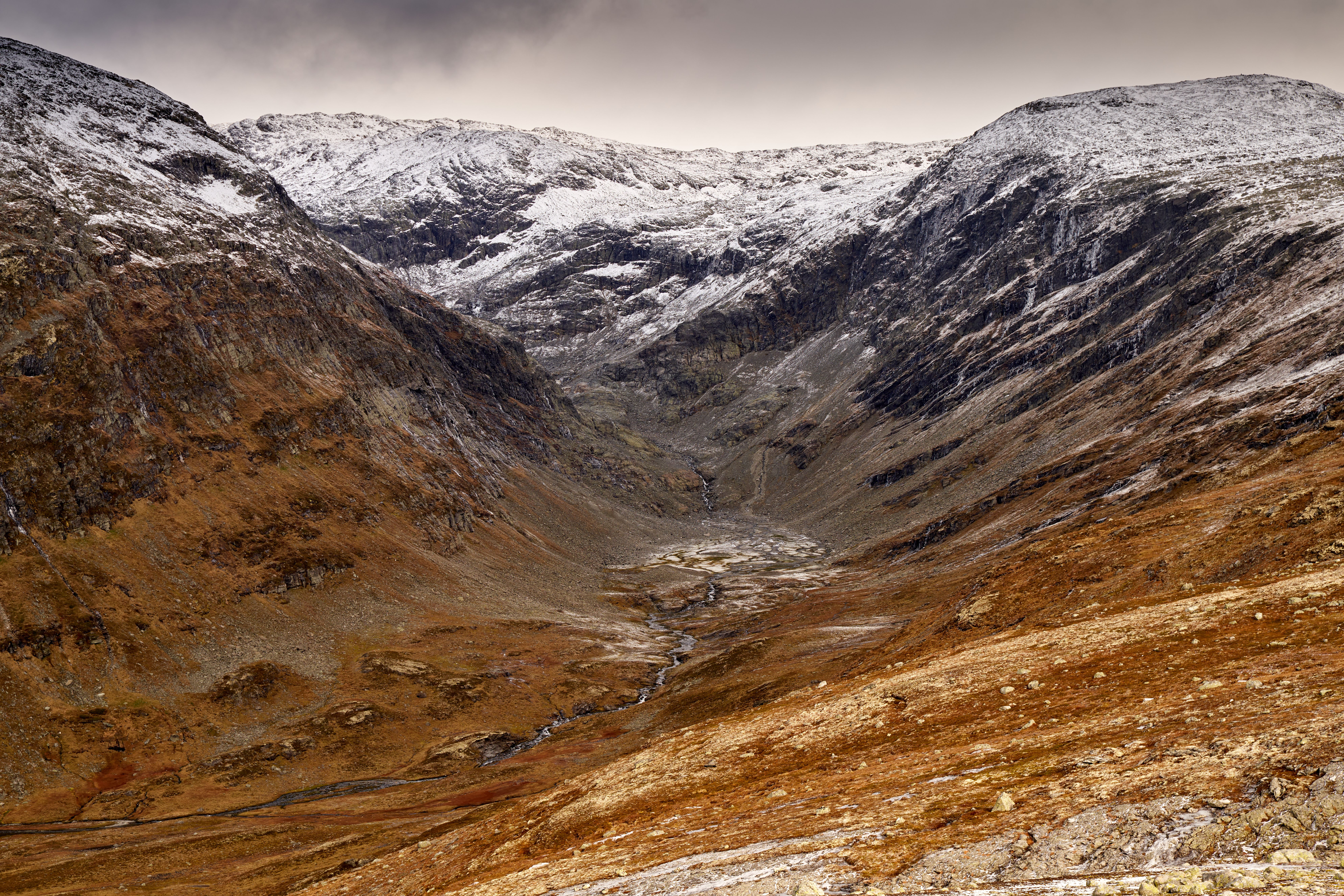 Un río serpenteando por un paisaje de valle cubierto de nieve