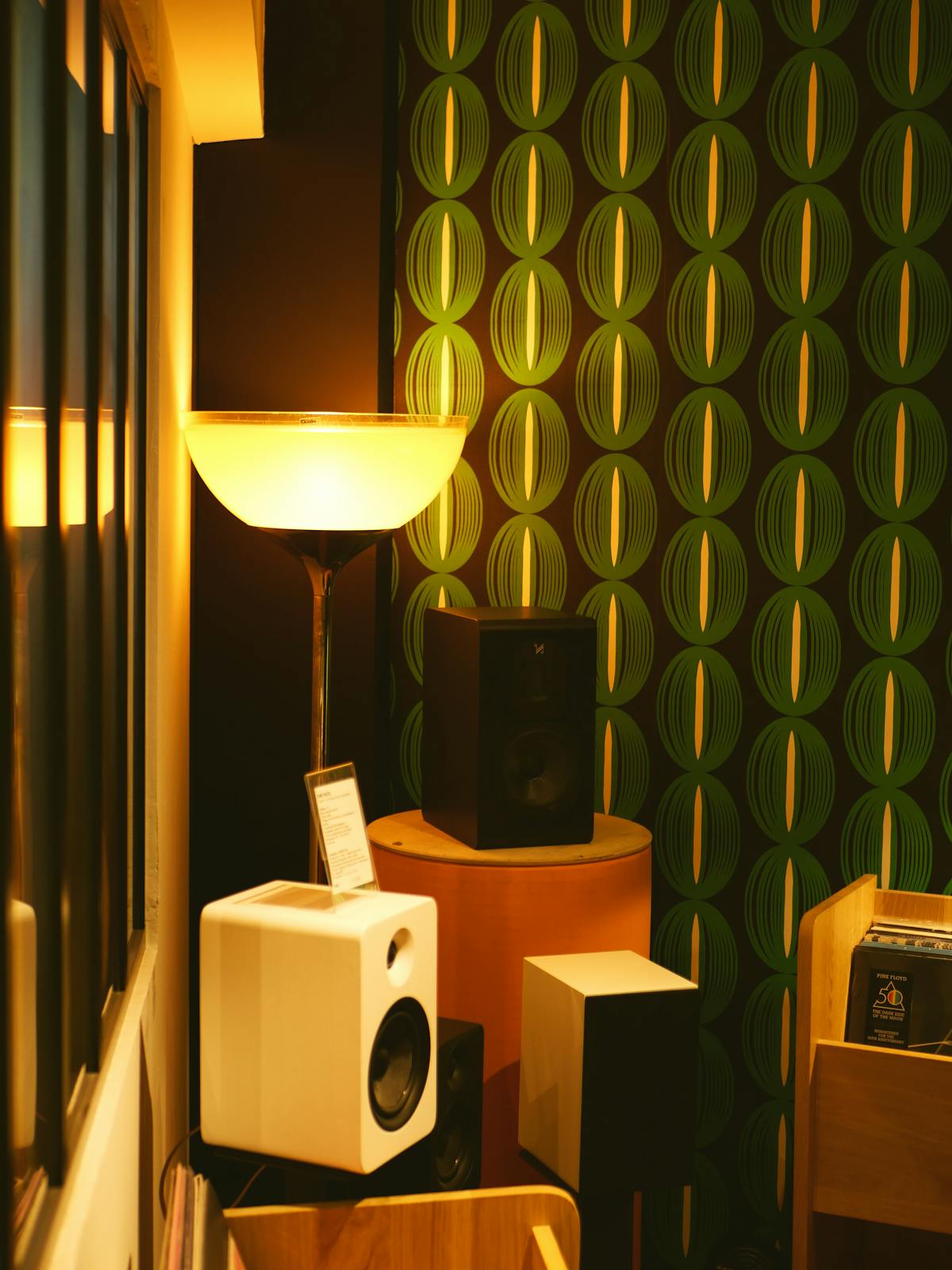 Soggiorno con due diffusori stereo posizionati simmetricamente e una lampada