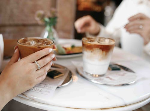 Δωρεάν στοκ φωτογραφιών με cafe, γυναίκες, δαχτυλίδι αρραβώνων