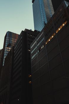 Urban skyline of Nueva York's modern skyscrapers at dawn, showcasing architectural beauty.