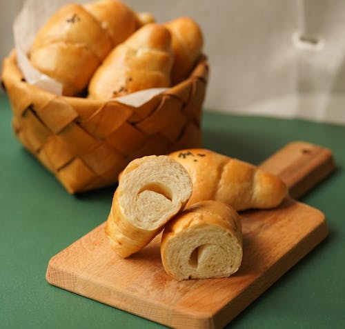 Ücretsiz Kesme Tahtası üzerinde Dilimlenmiş Ekmek Stok Fotoğraflar