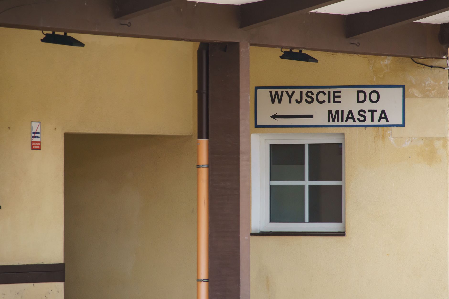 View of an exit sign towards the city in a Krynica-Zdrój building with classic architecture.