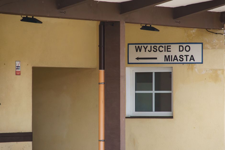 View of an exit sign towards the city in a Krynica-Zdrój building with classic architecture.
