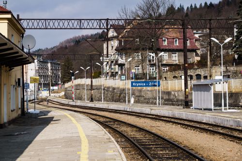 Piccola stazione ferroviaria di paese in Europa.