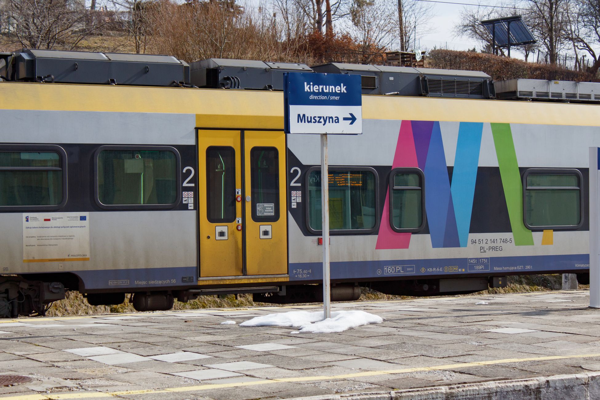 Gouverneur legt krans bij station richting vernietigingskamp Auschwitz