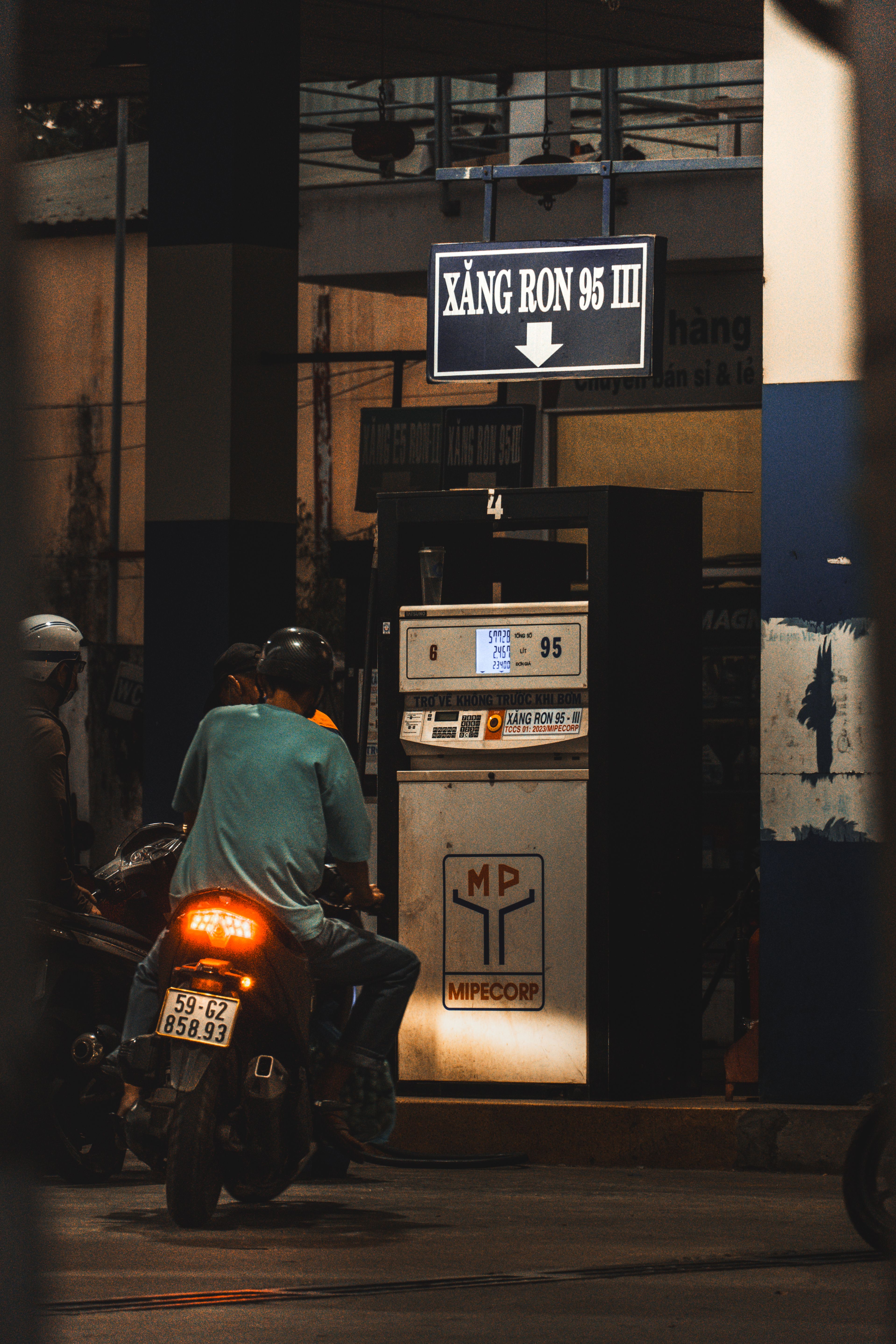 Thợ sửa chữa đang bảo dưỡng một chiếc xe máy cũ