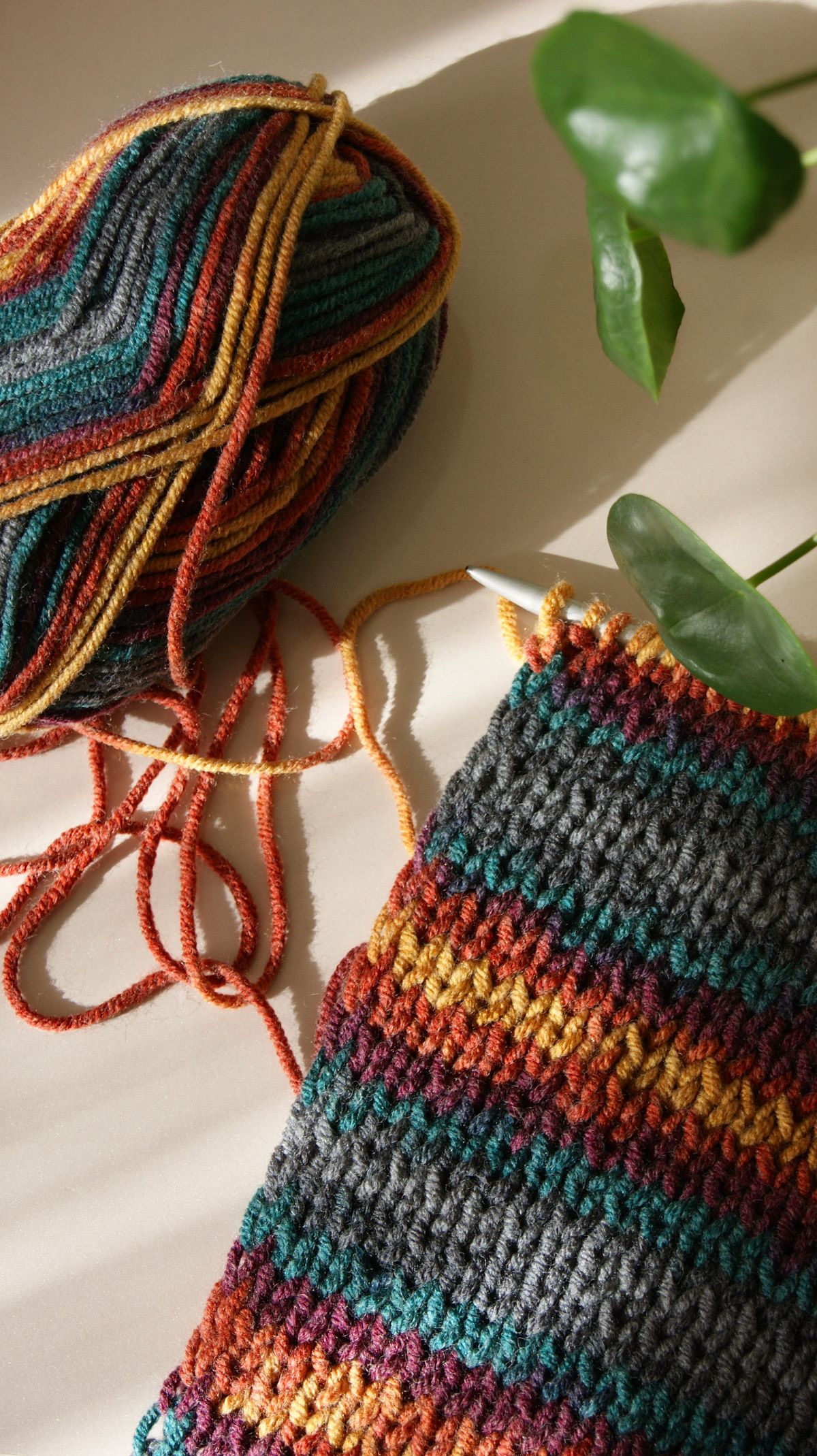 Tricot raye en cours avec pelote de laine au soleil