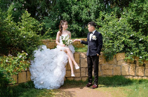 Cặp đôi cưới ngoài trời