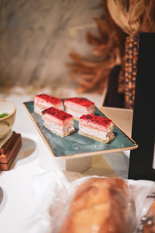 Darmowe zdjęcie z galerii z czerwone ciasto, fotografia kulinarna, pionowy strzał