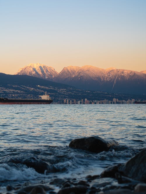 dağlar, gemiler, gün batımı duvar kağıdı içeren Ücretsiz stok fotoğraf