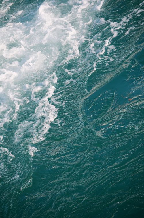 Free Vibrant turquoise ocean wave crashing with foamy texture, showcasing dynamic seascape beauty. Stock Photo