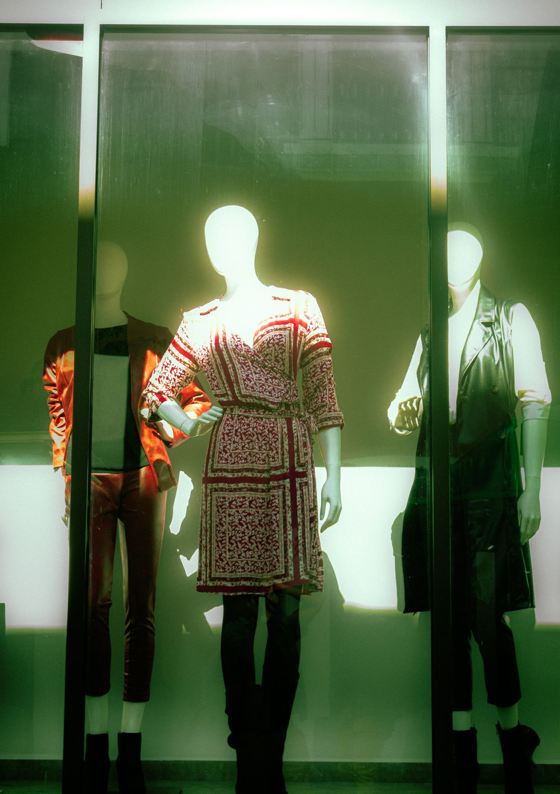 Maniquí de cuerpo entero y exhibición de ropa en tienda