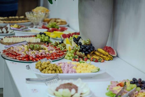 Foto profissional grátis de bufê, fotografia de alimentos, frutas